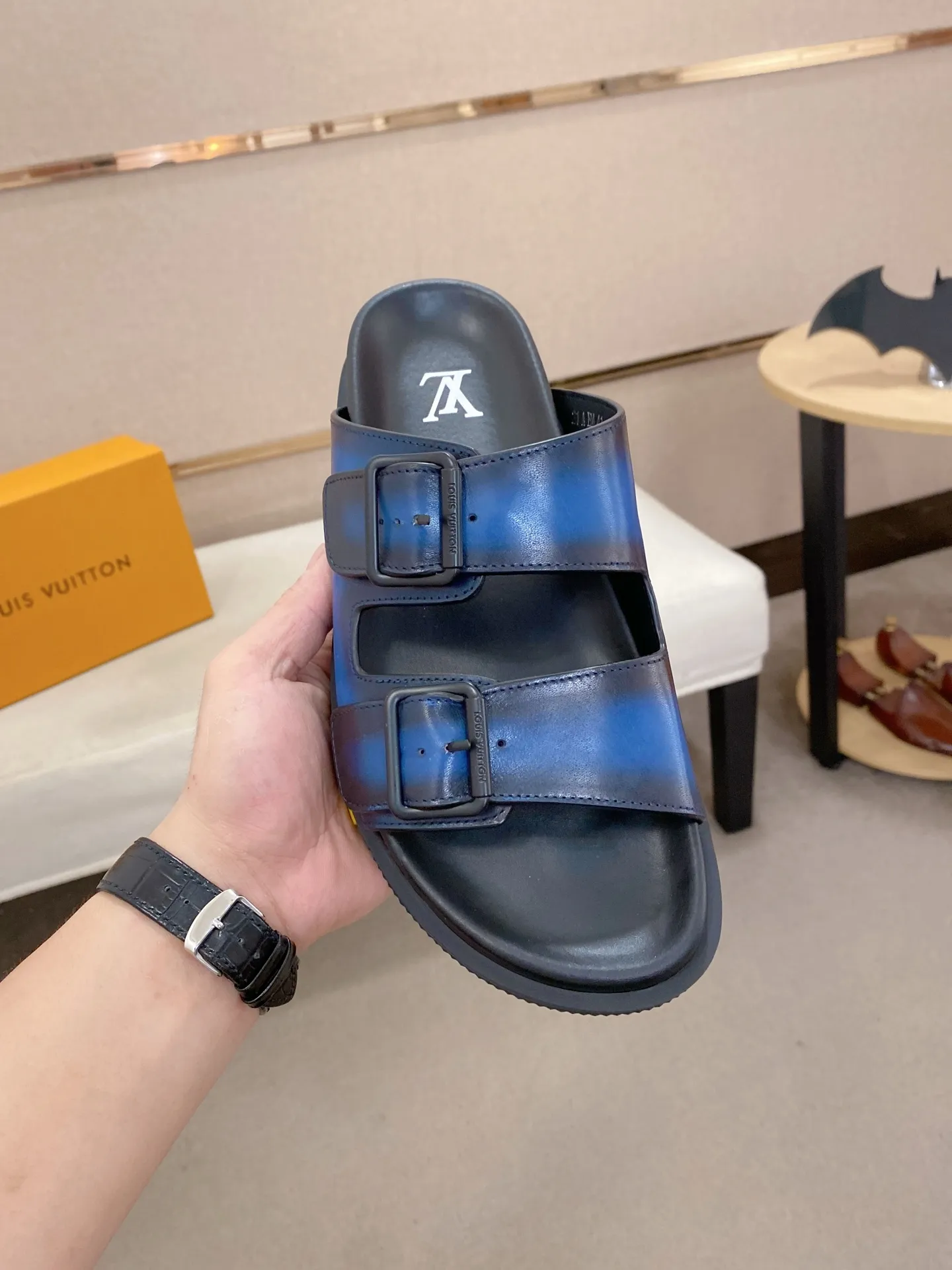 Factory price: 420💰Made by LV🔍Top purchasing agent. Men's spring and summer slippers are available at the same counter. The uppers are made of cowhide imported from Italy. High-quality craftsmanship, soles: original soles specially provided by the original factory, exclusive movable molded soles are super comfortable, original factory follow-up goods, 🔍🔍high quality, can be entered and exited the counter at will, welcome to compare, code number 38-44. Can be customized45